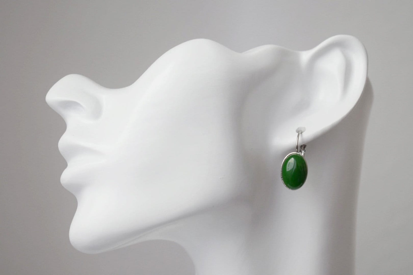 Grüne Jade-Ohrringe, ovale Edelstein-Ohrhänger, Dunkelgrün, Edelstahl, Leverback, kleines Schmuckgeschenk für Frauen