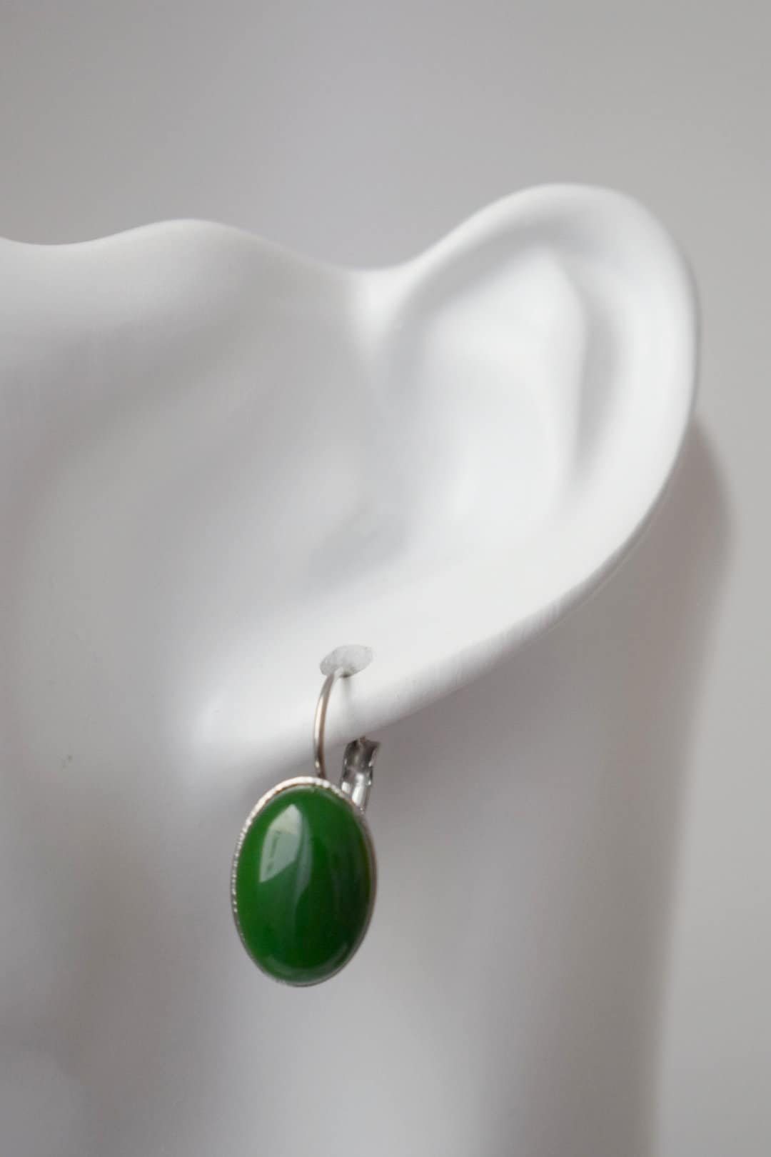 Grüne Jade-Ohrringe, ovale Edelstein-Ohrhänger, Dunkelgrün, Edelstahl, Leverback, kleines Schmuckgeschenk für Frauen