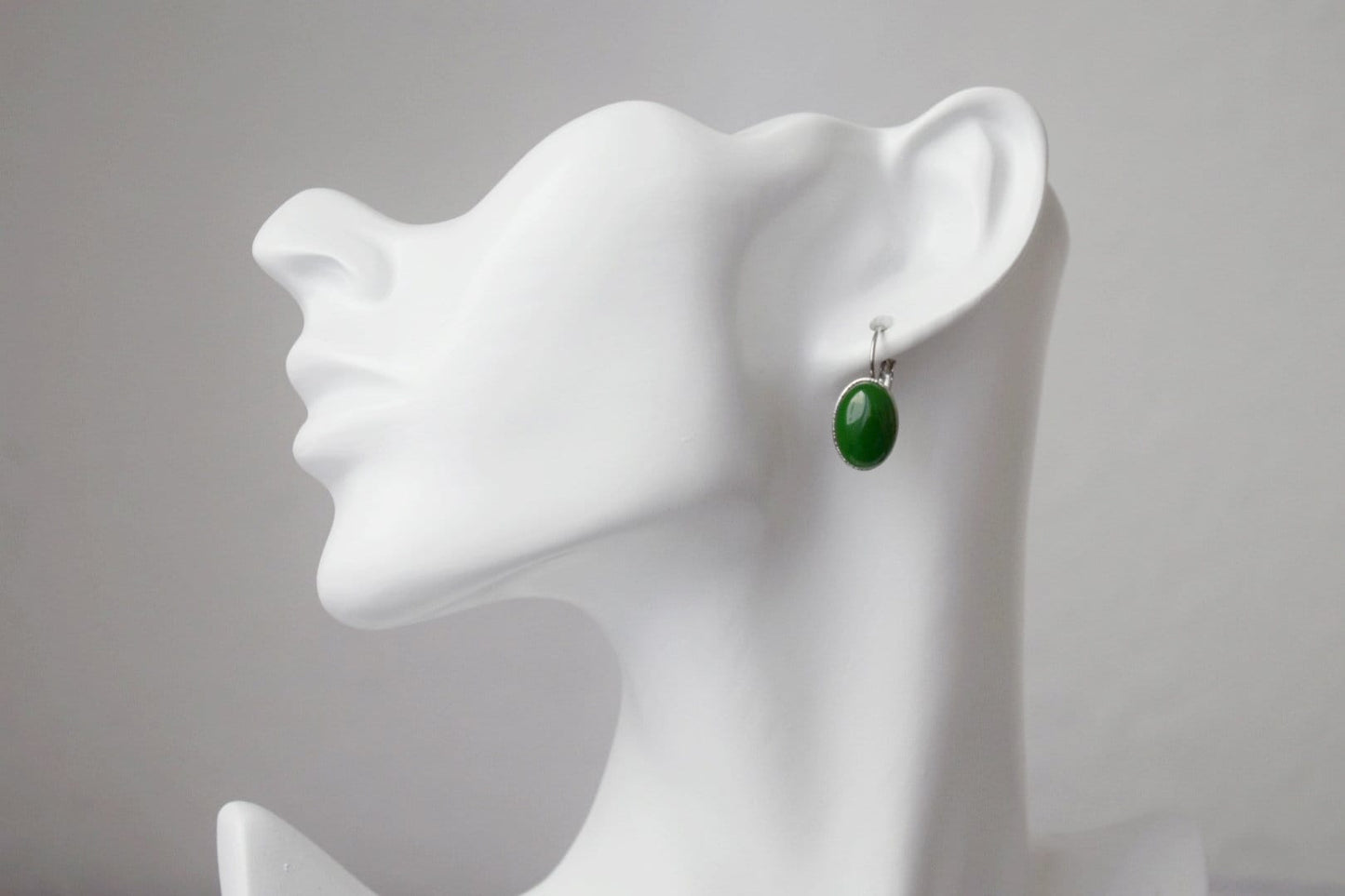 Grüne Jade-Ohrringe, ovale Edelstein-Ohrhänger, Dunkelgrün, Edelstahl, Leverback, kleines Schmuckgeschenk für Frauen
