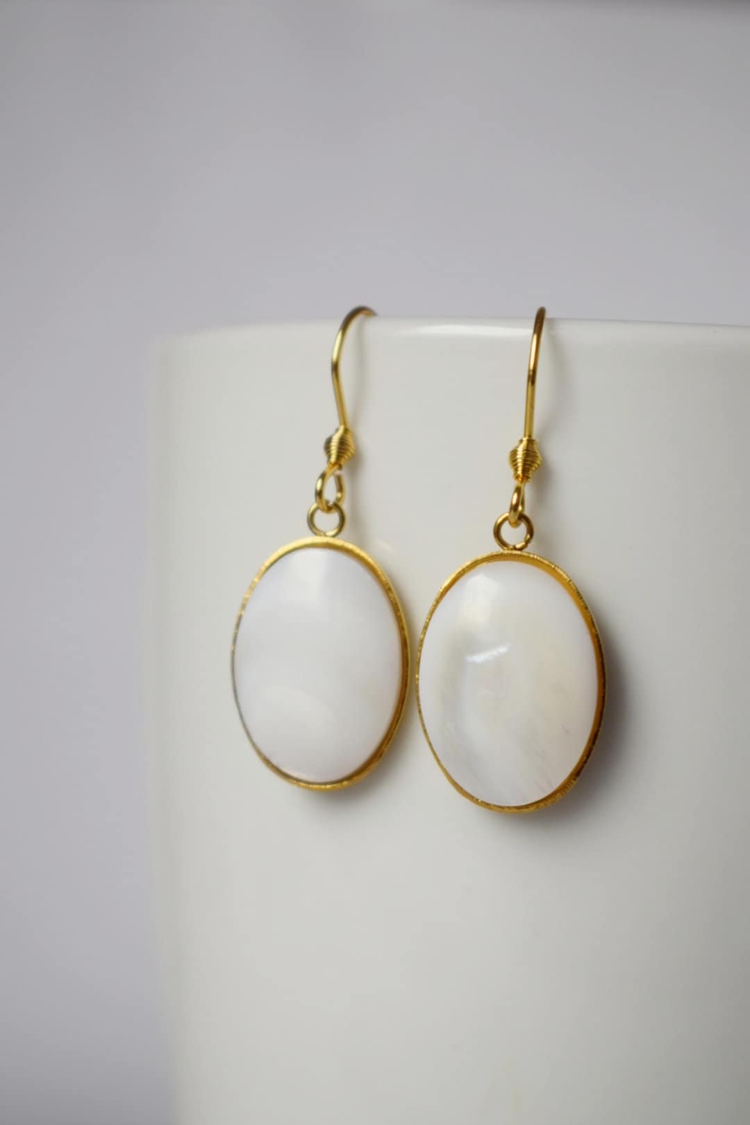 Süßwassermuschel Gold Ohrringe, Perlen Gold Ohrringe, Ovale Anhänger Ohrringe, Brautjungfern, Hochzeitsschmuck, Handgemachtes Geschenk für Sie