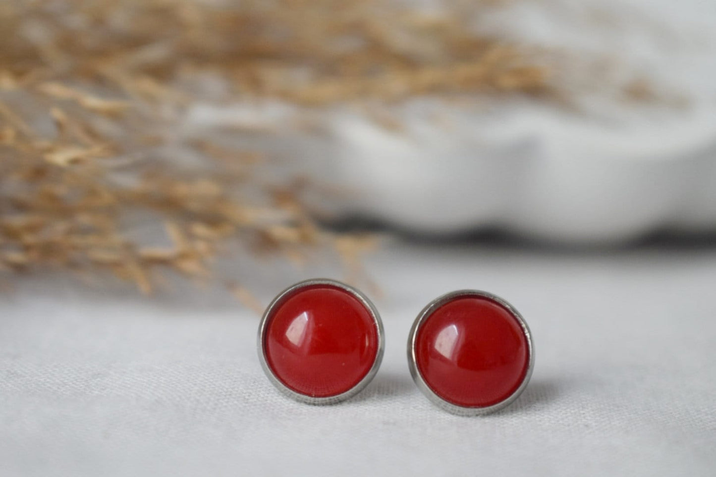 Rote Jade Ohrstecker, Kleine Edelstein Ohrringe, 10mm Rote Stein Ohrringe, Runde Ohrstecker, Jade Schmuck, Push-back, Geschenk für sie