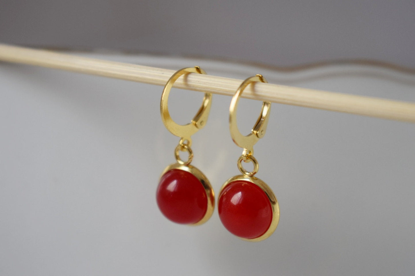 Rote Jade Ohrringe, Kleine Edelstein Anhänger Huggie Ohrringe, Lever Back, 10mm, Rote Stein Creolen, Rot, Jade Schmuck, Geschenk für Frauen