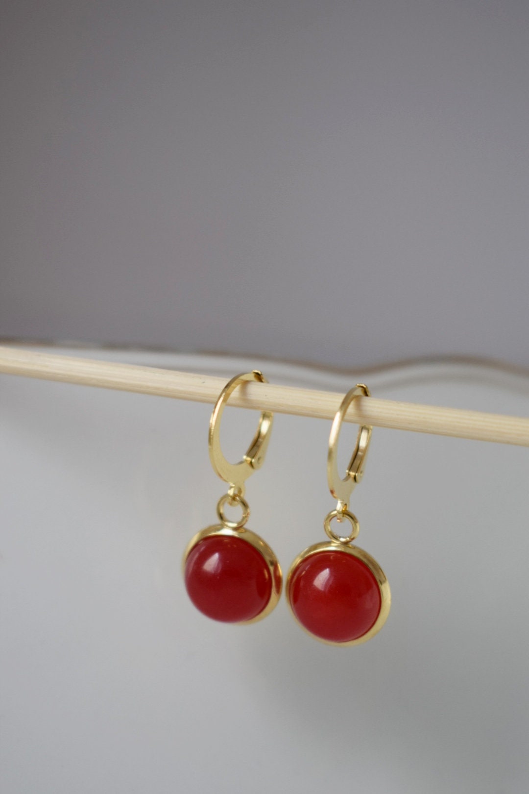 Rote Jade Ohrringe, Kleine Edelstein Anhänger Huggie Ohrringe, Lever Back, 10mm, Rote Stein Creolen, Rot, Jade Schmuck, Geschenk für Frauen