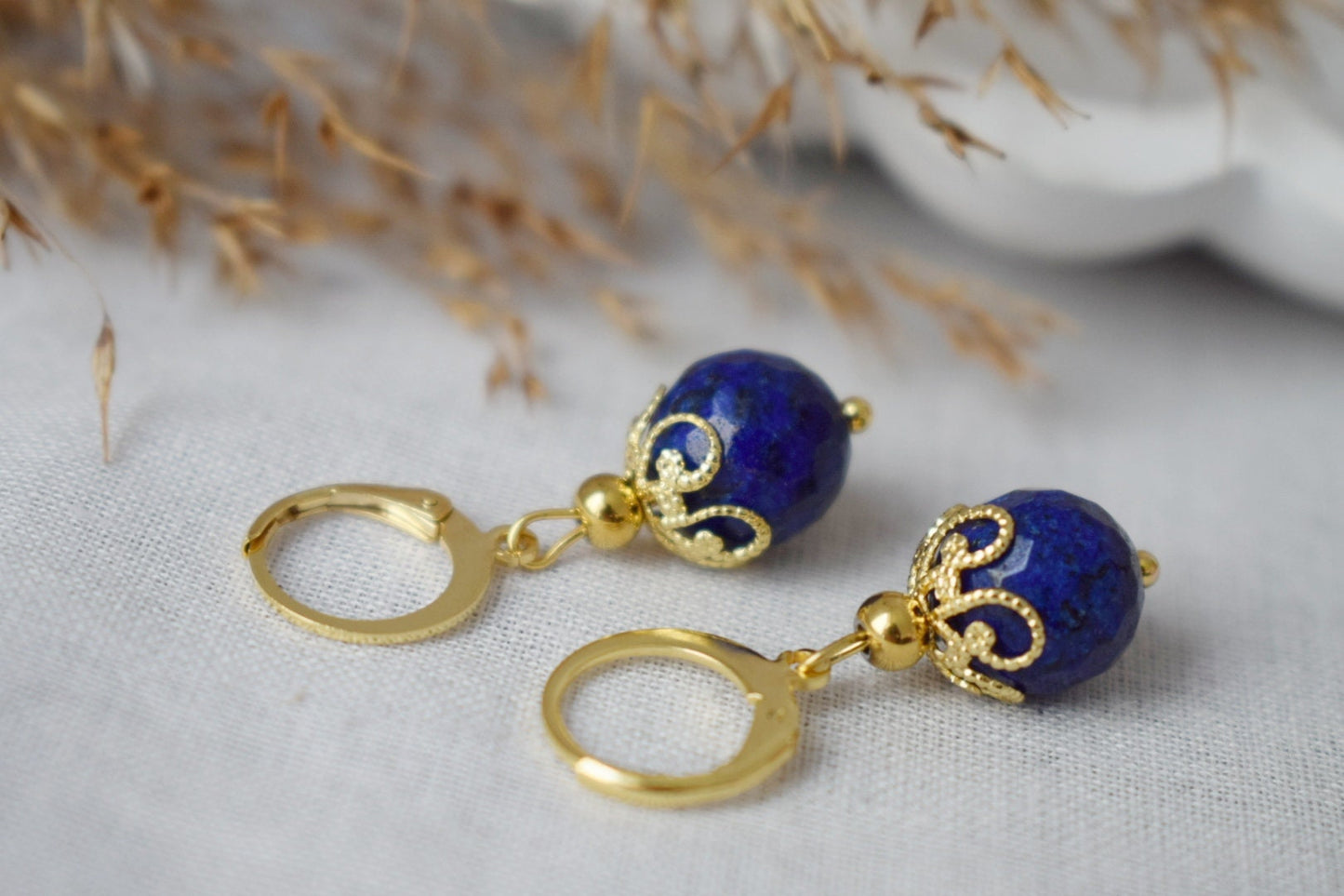 Lapislazuli Ohrringe, Facettierte Edelstein Gold Huggies, Blauer Lapis, September Geburtsstein, Hängende Kugel Ohrringe, Schmuck Geschenk für Sie