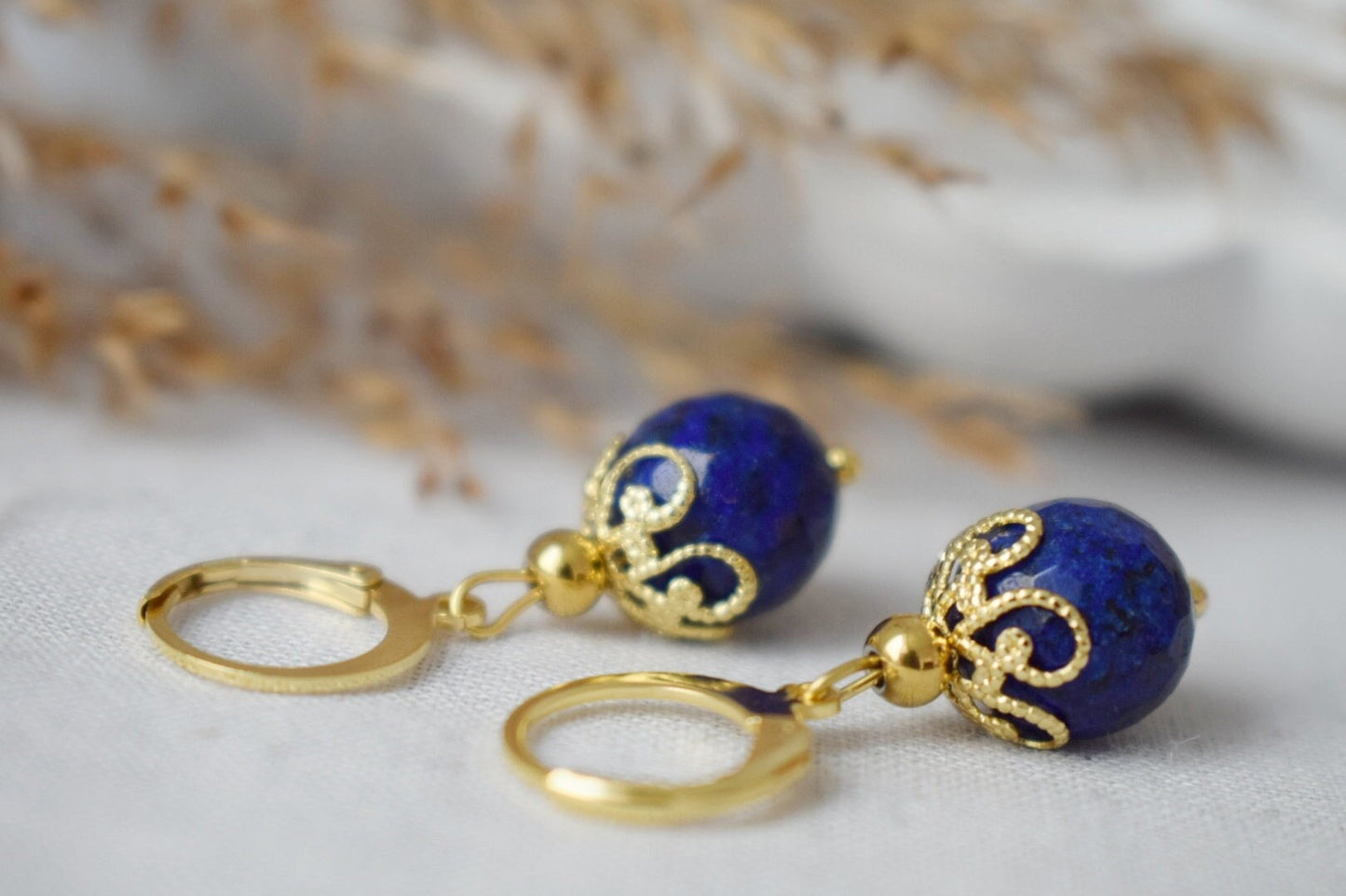 Lapislazuli Ohrringe, Facettierte Edelstein Gold Huggies, Blauer Lapis, September Geburtsstein, Hängende Kugel Ohrringe, Schmuck Geschenk für Sie
