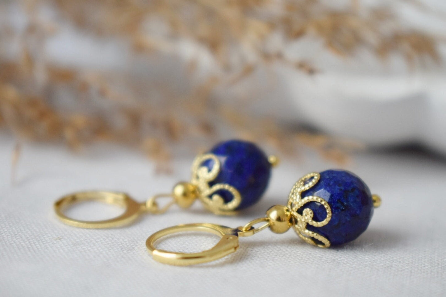 Lapislazuli Ohrringe, Facettierte Edelstein Gold Huggies, Blauer Lapis, September Geburtsstein, Hängende Kugel Ohrringe, Schmuck Geschenk für Sie