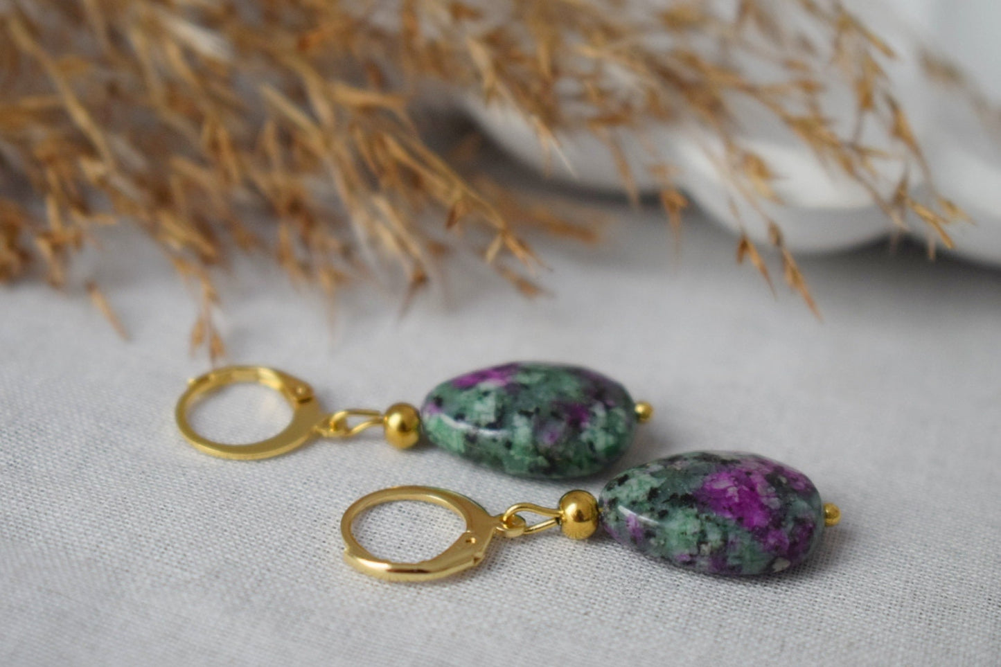 Rubin in Zoisit-Ohrringe, Tropfenohrringe mit Perlen, Huggies, baumelnde Edelsteinohrringe, Edelstahl, Grün, Rosa, Rubinfuchsit