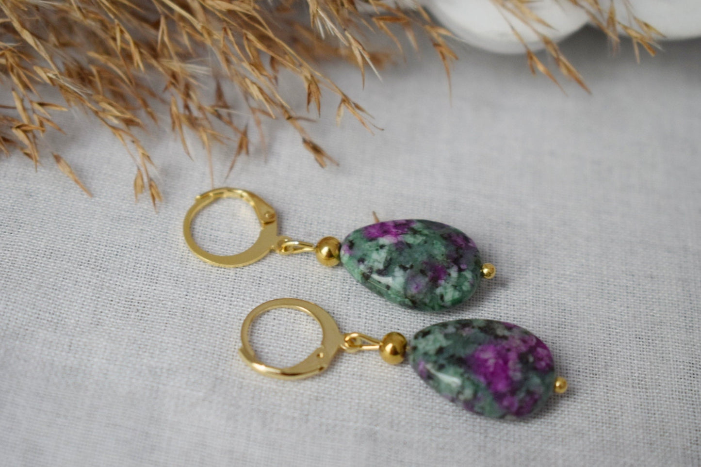 Rubin in Zoisit-Ohrringe, Tropfenohrringe mit Perlen, Huggies, baumelnde Edelsteinohrringe, Edelstahl, Grün, Rosa, Rubinfuchsit
