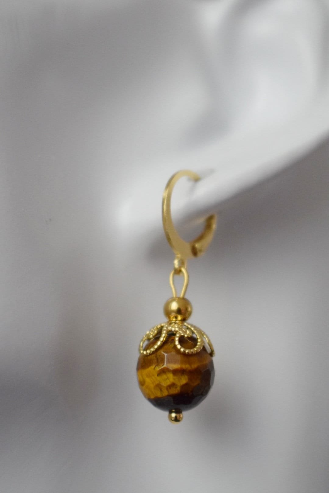 Tigerauge Creolen, Huggie Edelstein Ohrringe, Braungold Stein, Tigerauge, Rund, Lever Back, Tigerauge Perle, Schmuck Geschenk für Sie