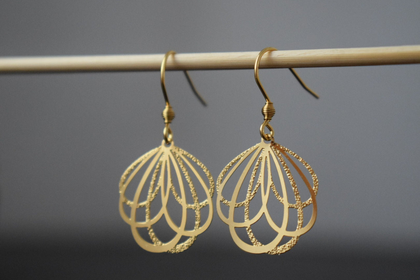 Blütenblatt-Ohrringe, leichte, moderne Ohrhänger, Blütenblatt-Anhänger und Ohrhaken aus echtem 18 Karat vergoldetem Edelstahl