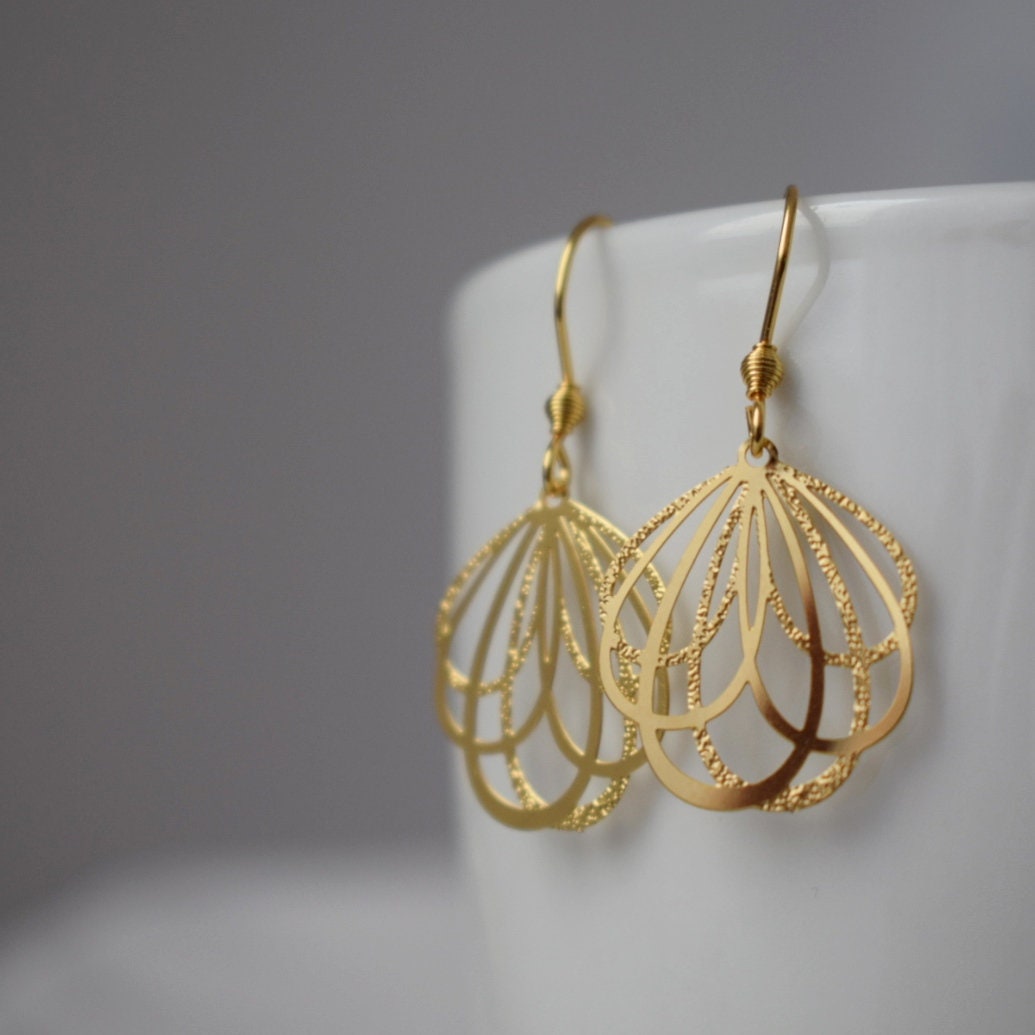 Blütenblatt-Ohrringe, leichte, moderne Ohrhänger, Blütenblatt-Anhänger und Ohrhaken aus echtem 18 Karat vergoldetem Edelstahl