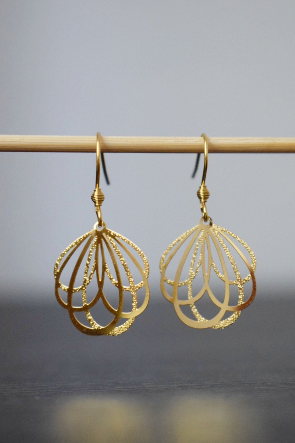 Blütenblatt-Ohrringe, leichte, moderne Ohrhänger, Blütenblatt-Anhänger und Ohrhaken aus echtem 18 Karat vergoldetem Edelstahl