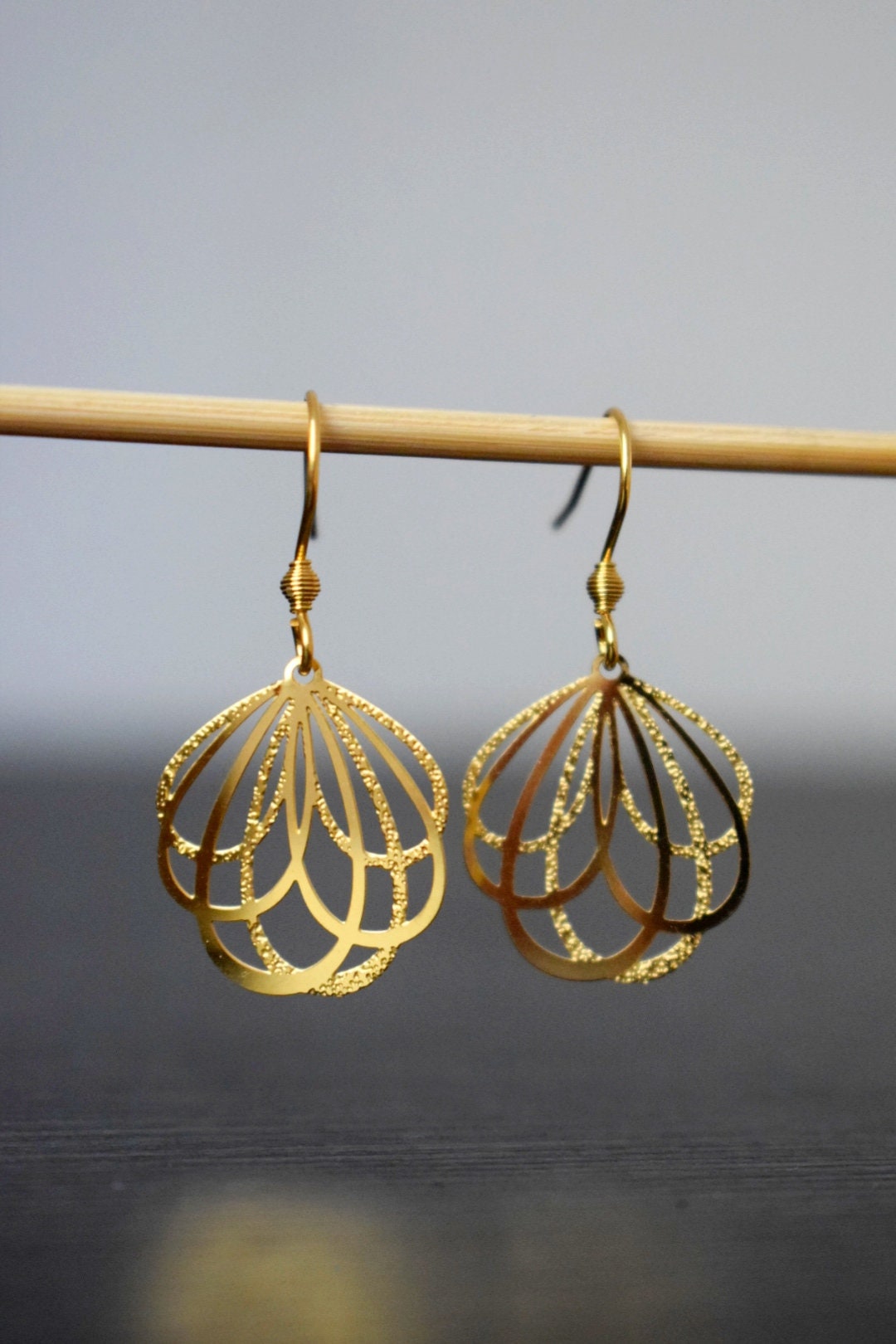 Blütenblatt-Ohrringe, leichte, moderne Ohrhänger, Blütenblatt-Anhänger und Ohrhaken aus echtem 18 Karat vergoldetem Edelstahl