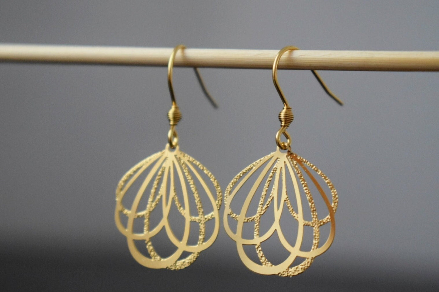 Blütenblatt-Ohrringe, leichte, moderne Ohrhänger, Blütenblatt-Anhänger und Ohrhaken aus echtem 18 Karat vergoldetem Edelstahl