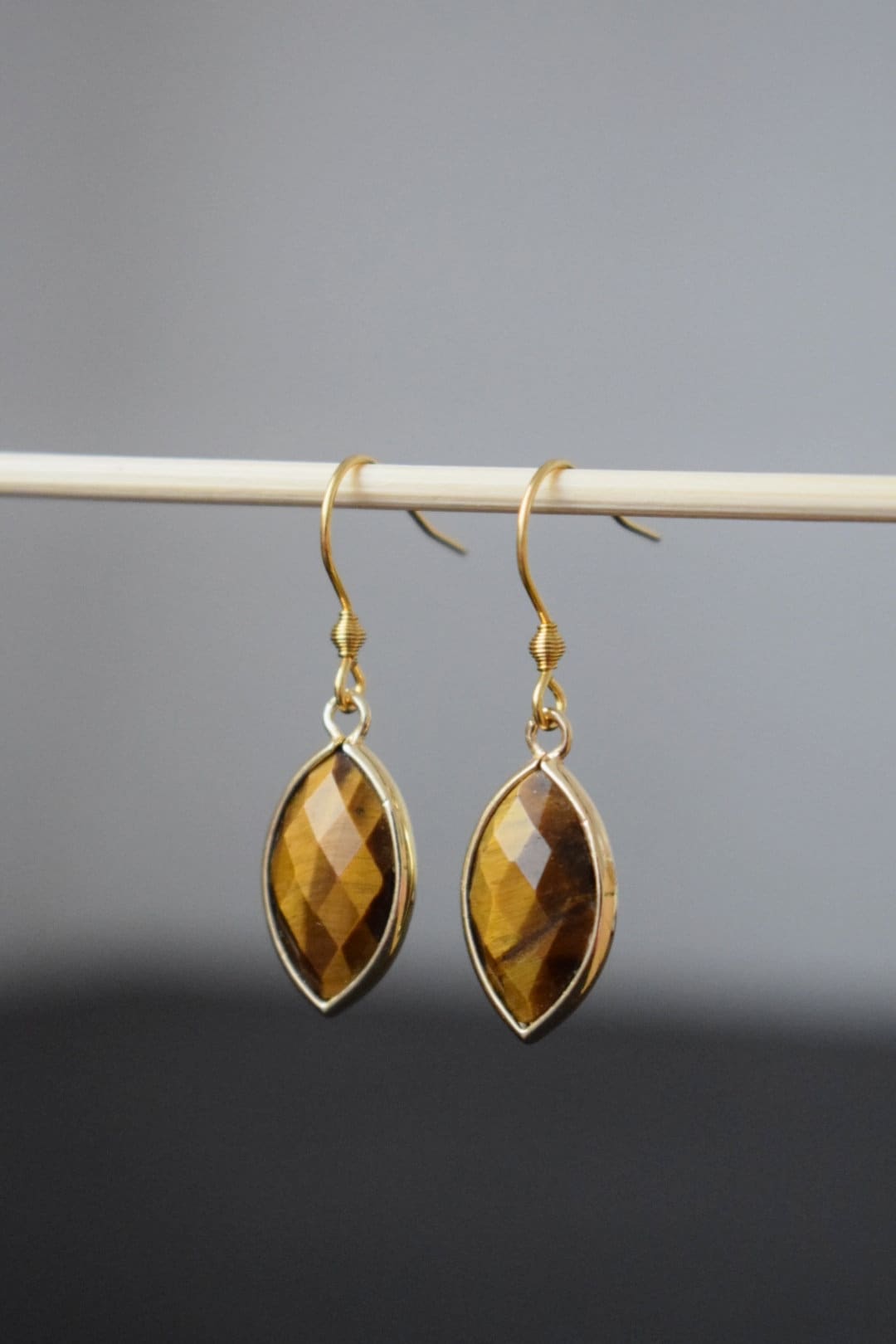 Tigerauge-Ohrringe, facettierte Edelstein-Ohrringe, Pferdeauge, goldbraune Farbe, Stein-Ohrhänger, Chakra, Tigerauge-Schmuck