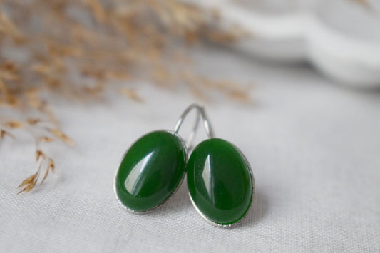 Grüne Jade-Ohrringe, ovale Edelstein-Ohrhänger, Dunkelgrün, Edelstahl, Leverback, kleines Schmuckgeschenk für Frauen