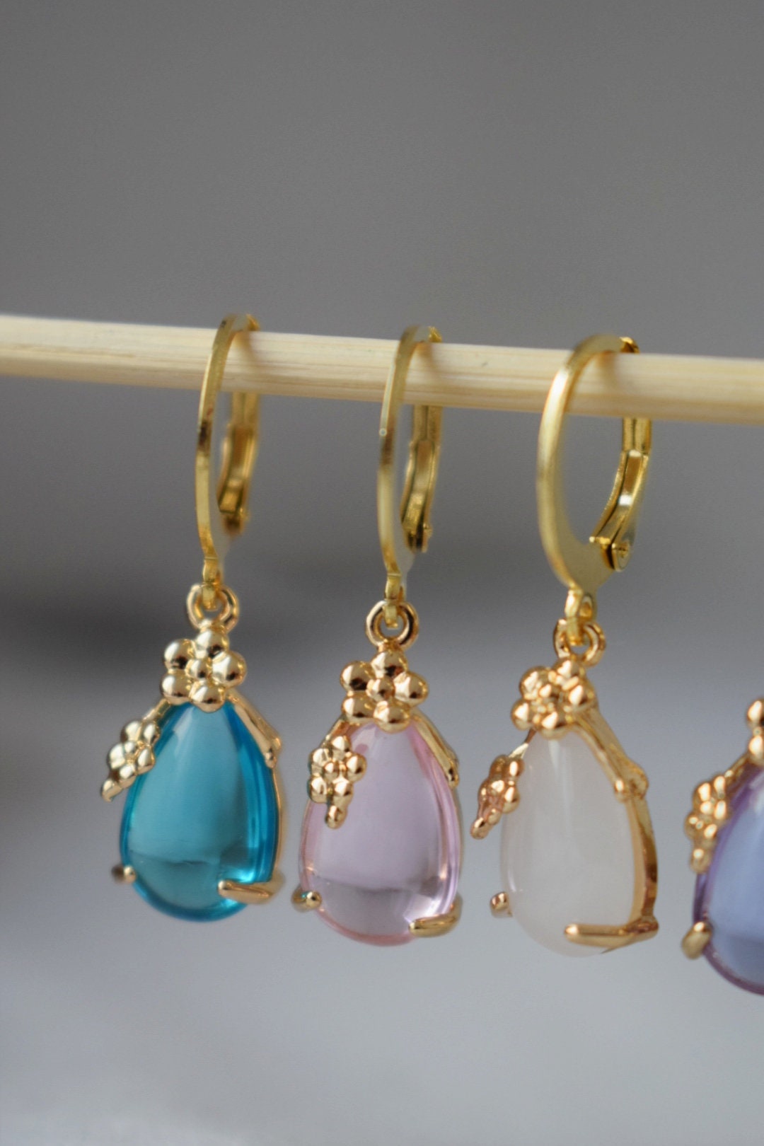 Tropfenförmige Goldohrringe, zarte Wassertropfen-Ohrringe, eleganter Anhänger, minimalistische Hängeohrringe, Brautschmuck aus Gold, Geschenk für Sie