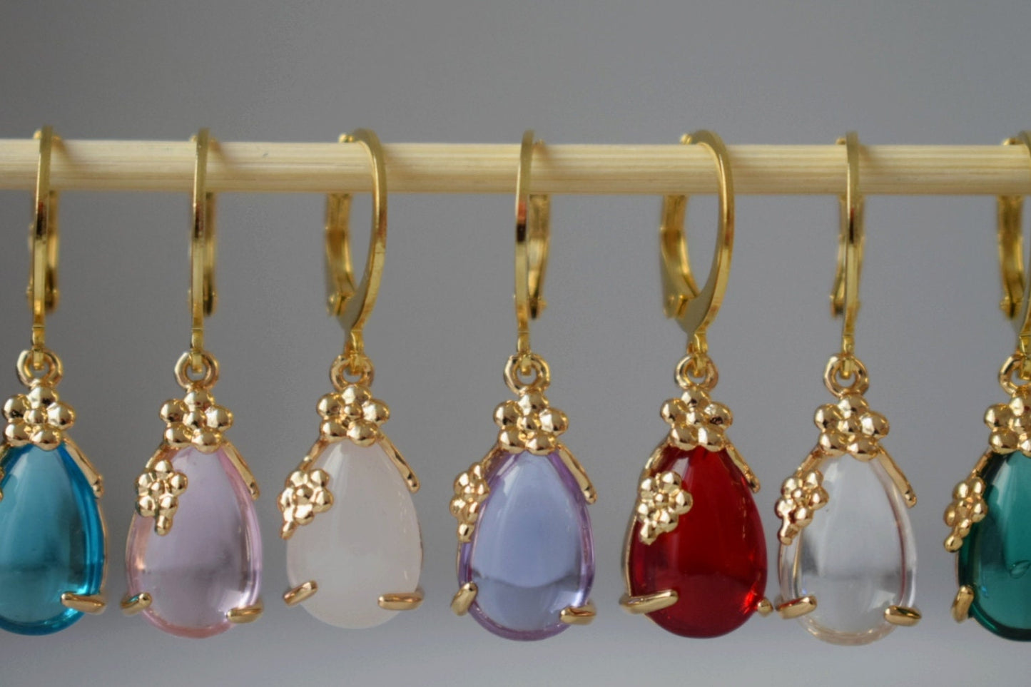 Himmelblaue Strass-Tropfenohrringe mit 24 Karat vergoldeten Edelstahl-Huggie-Creolen, minimalistischer Ornamentschmuck