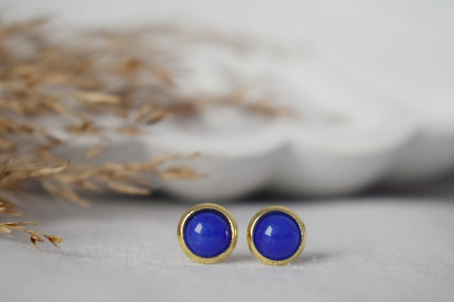 Mini jadeblaue Ohrstecker, 6mm royalblaue Edelstein Ohrringe, Kleine Ohrstecker, Push Back Ohrringe, Minimalistischer Schmuck, Geschenk für Sie