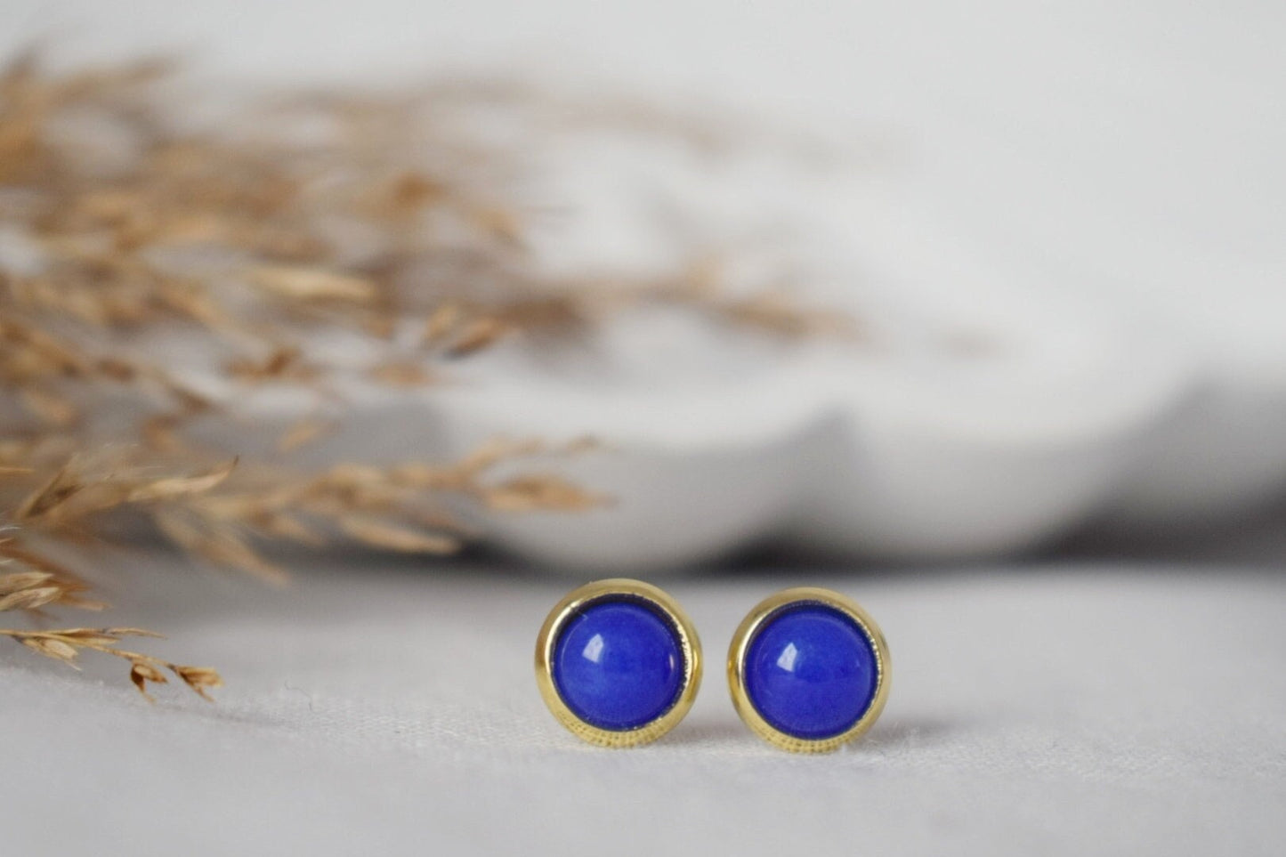 Mini jadeblaue Ohrstecker, 6mm royalblaue Edelstein Ohrringe, Kleine Ohrstecker, Push Back Ohrringe, Minimalistischer Schmuck, Geschenk für Sie