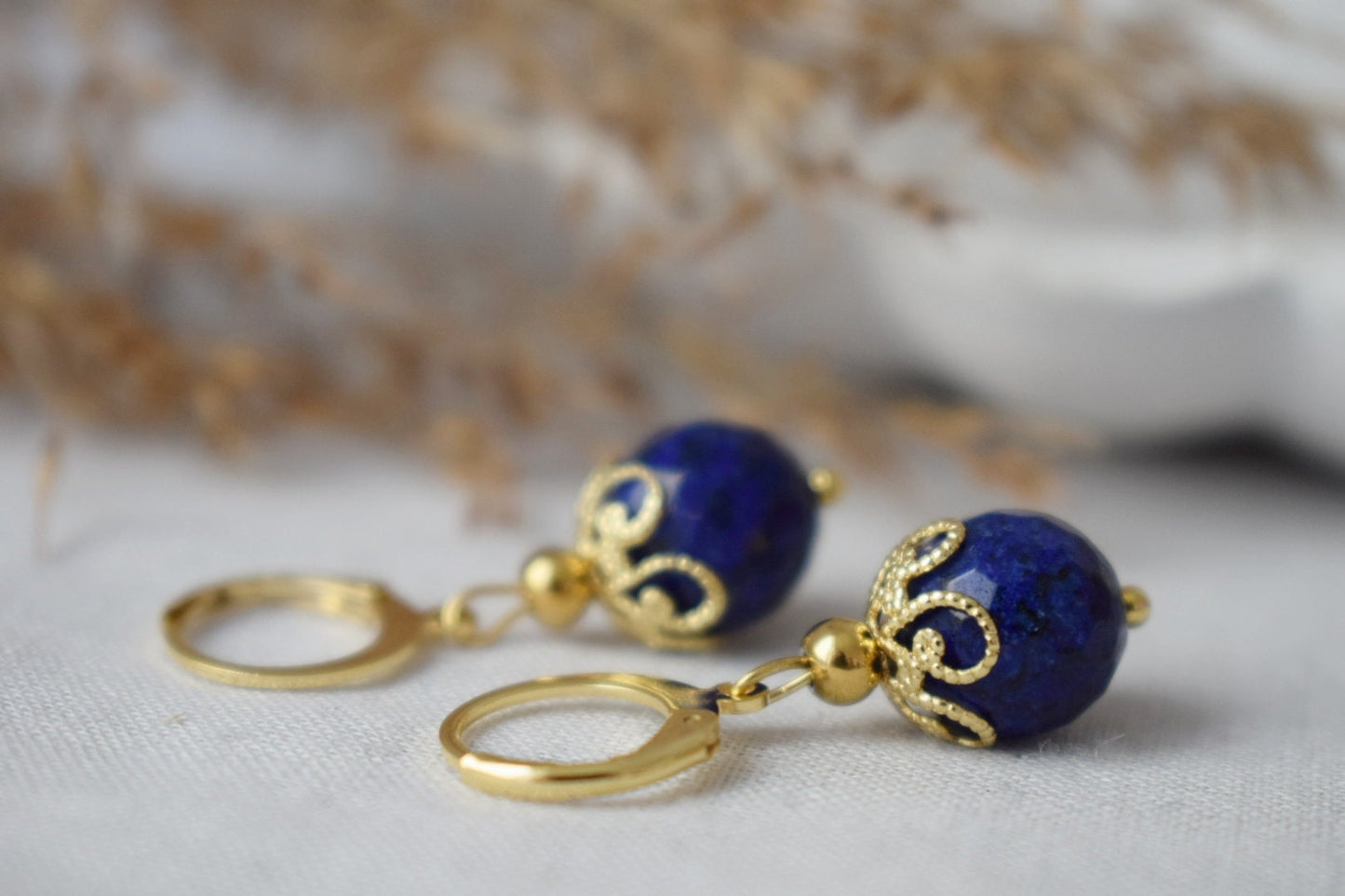 Lapislazuli Ohrringe, Facettierte Edelstein Gold Huggies, Blauer Lapis, September Geburtsstein, Hängende Kugel Ohrringe, Schmuck Geschenk für Sie
