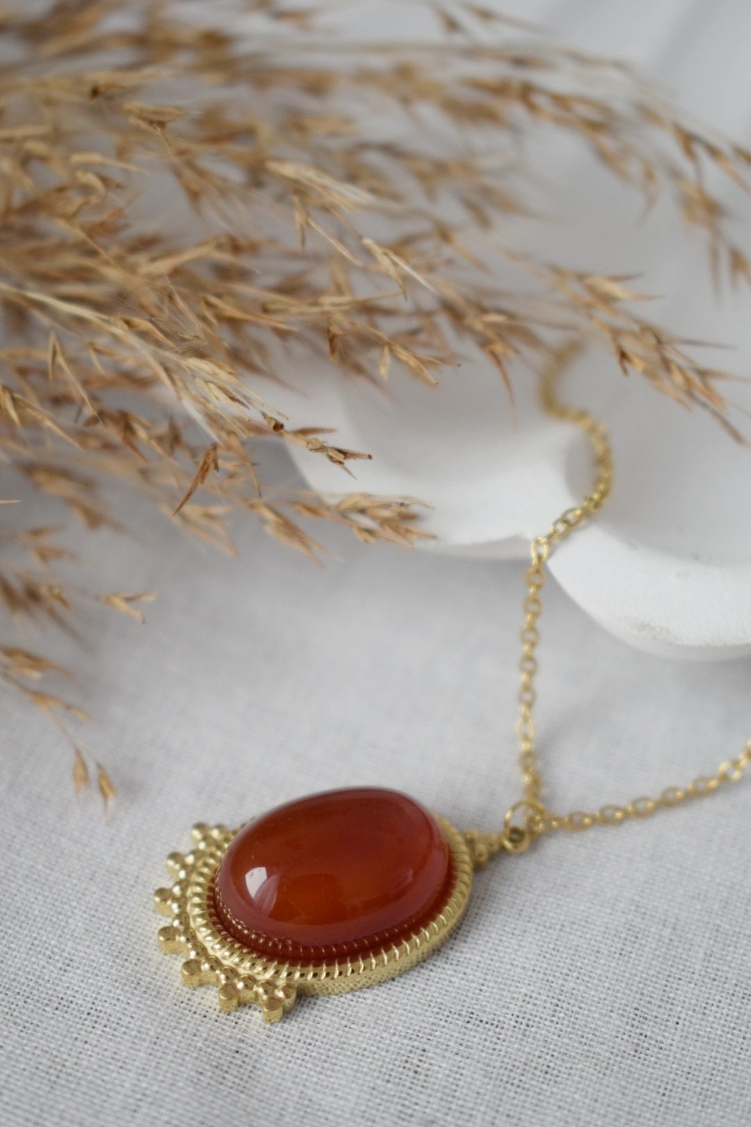 Rote Achat Halskette Gold, Ovale Edelstein Viktorianische Halskette für Frauen, Einzigartiger Anhänger, Stein Statement Halskette, Achat Schmuck, Geschenk für Sie