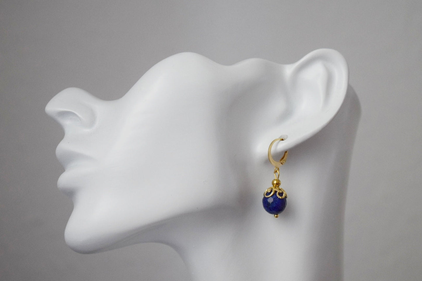 Lapislazuli Ohrringe, Facettierte Edelstein Gold Huggies, Blauer Lapis, September Geburtsstein, Hängende Kugel Ohrringe, Schmuck Geschenk für Sie