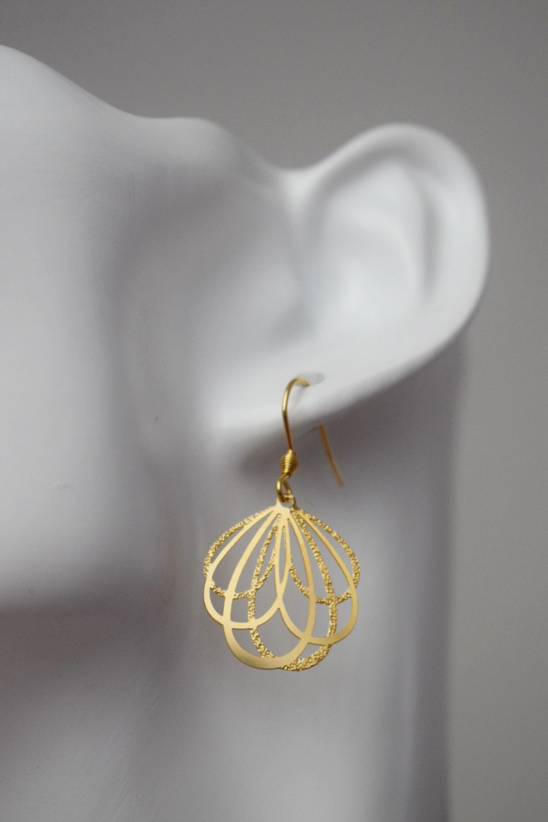 Blütenblatt-Ohrringe, leichte, moderne Ohrhänger, Blütenblatt-Anhänger und Ohrhaken aus echtem 18 Karat vergoldetem Edelstahl