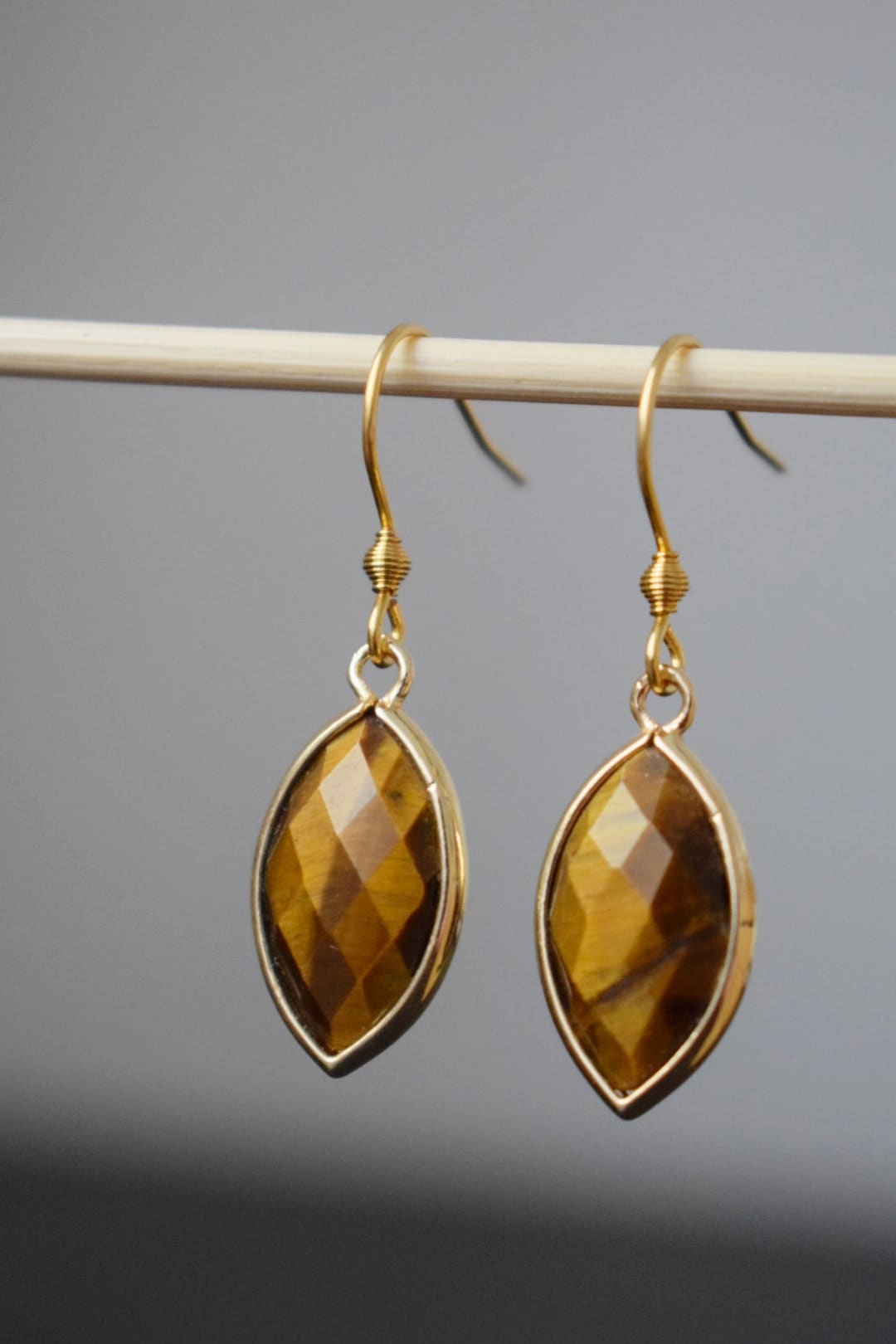 Tigerauge-Ohrringe, facettierte Edelstein-Ohrringe, Pferdeauge, goldbraune Farbe, Stein-Ohrhänger, Chakra, Tigerauge-Schmuck