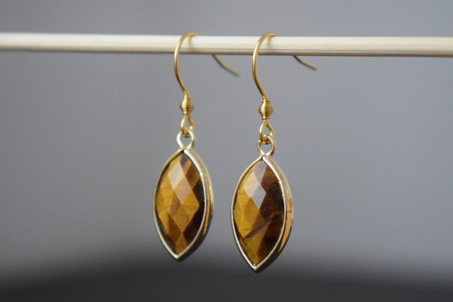 Tigerauge-Ohrringe, facettierte Edelstein-Ohrringe, Pferdeauge, goldbraune Farbe, Stein-Ohrhänger, Chakra, Tigerauge-Schmuck