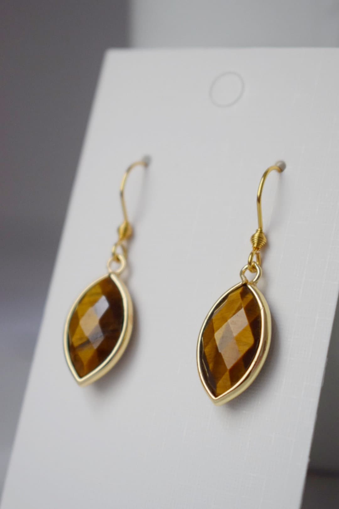 Tigerauge-Ohrringe, facettierte Edelstein-Ohrringe, Pferdeauge, goldbraune Farbe, Stein-Ohrhänger, Chakra, Tigerauge-Schmuck