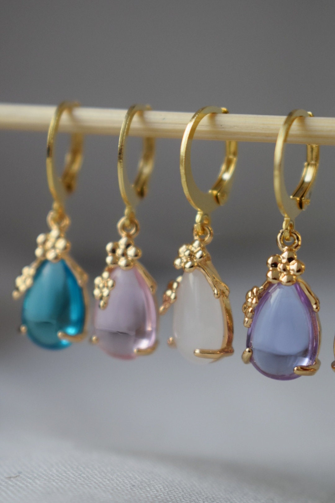 Tropfenförmige Goldohrringe, zarte Wassertropfen-Ohrringe, eleganter Anhänger, minimalistische Hängeohrringe, Brautschmuck aus Gold, Geschenk für Sie