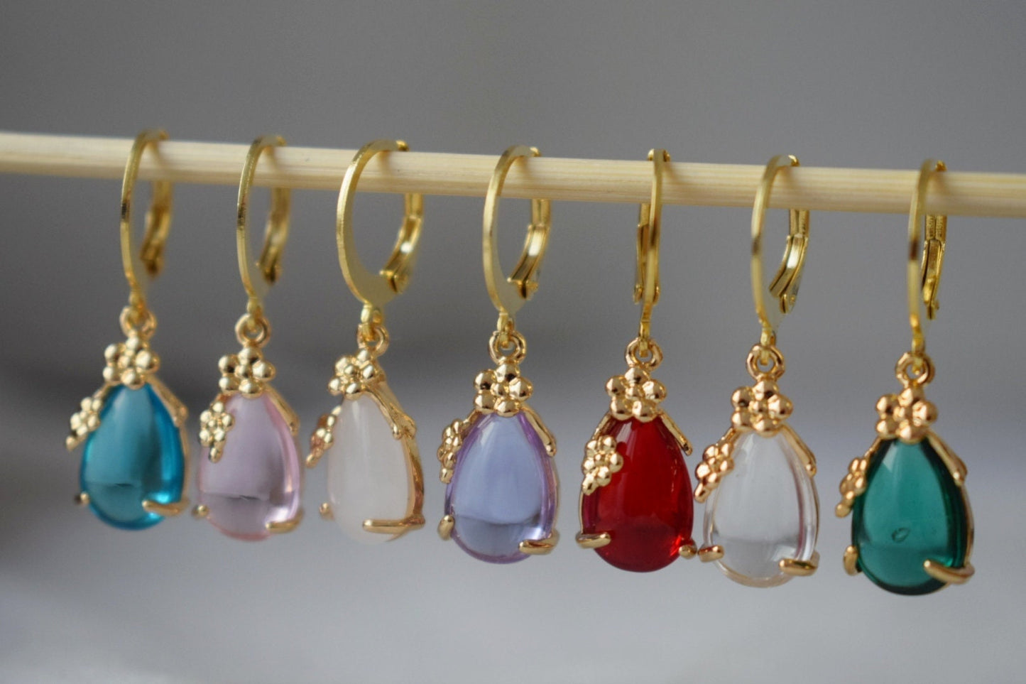 Tropfenförmige Goldohrringe, zarte Wassertropfen-Ohrringe, eleganter Anhänger, minimalistische Hängeohrringe, Brautschmuck aus Gold, Geschenk für Sie