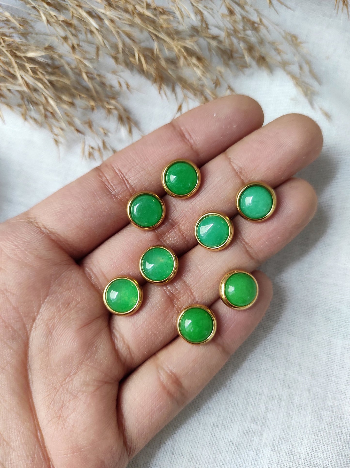 Jade Ohrstecker, 18k vergoldet, Grüne Jade Ohrstecker, Minimalistisch, 10mm Ohrringe, Positiver Schmuck, Edelstein, Geburtstagsgeschenk für Sie