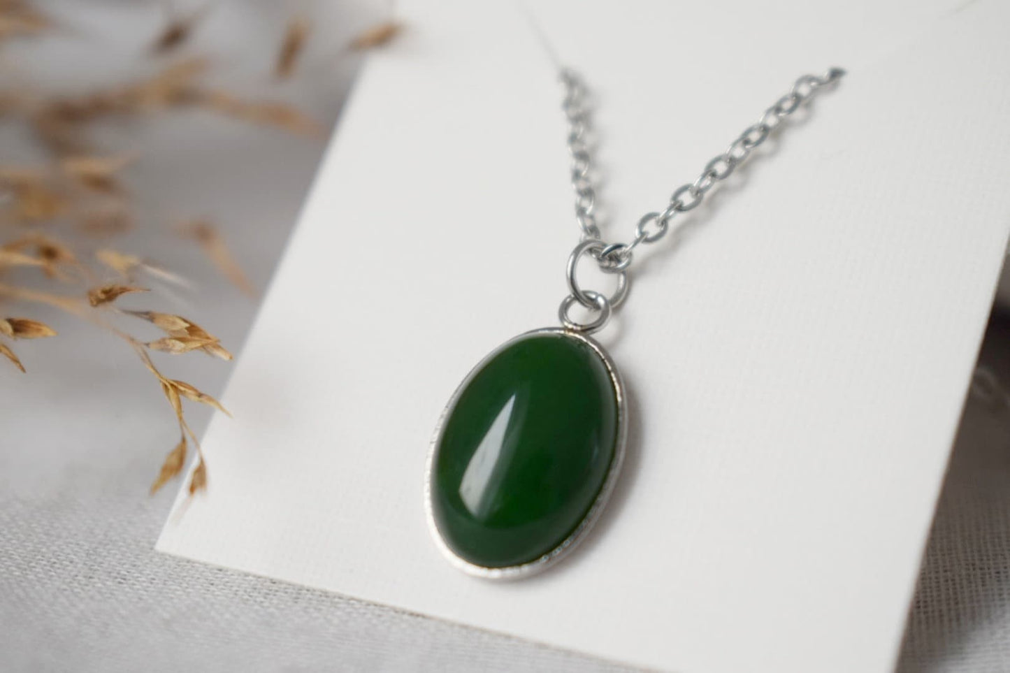 Grüne Jade-Ohrringe, ovale Edelstein-Ohrhänger, Dunkelgrün, Edelstahl, Leverback, kleines Schmuckgeschenk für Frauen