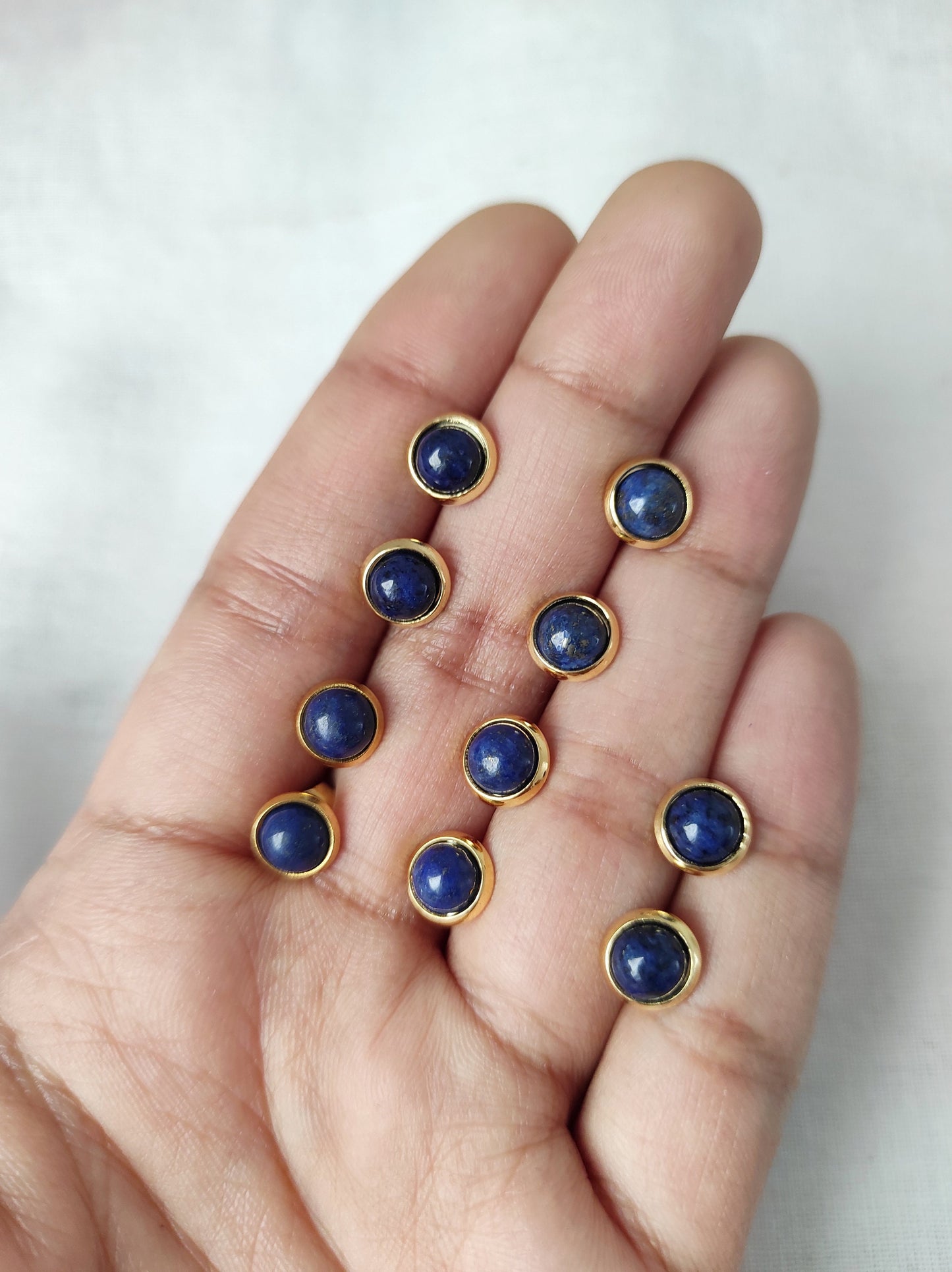 Mini Lapis Ohrstecker Gold, 6mm, Kleine blaue Lapislazuli Ohrringe, rund, minimalistisch, handgefertigter Lapislazuli Schmuck, September Geburtsstein