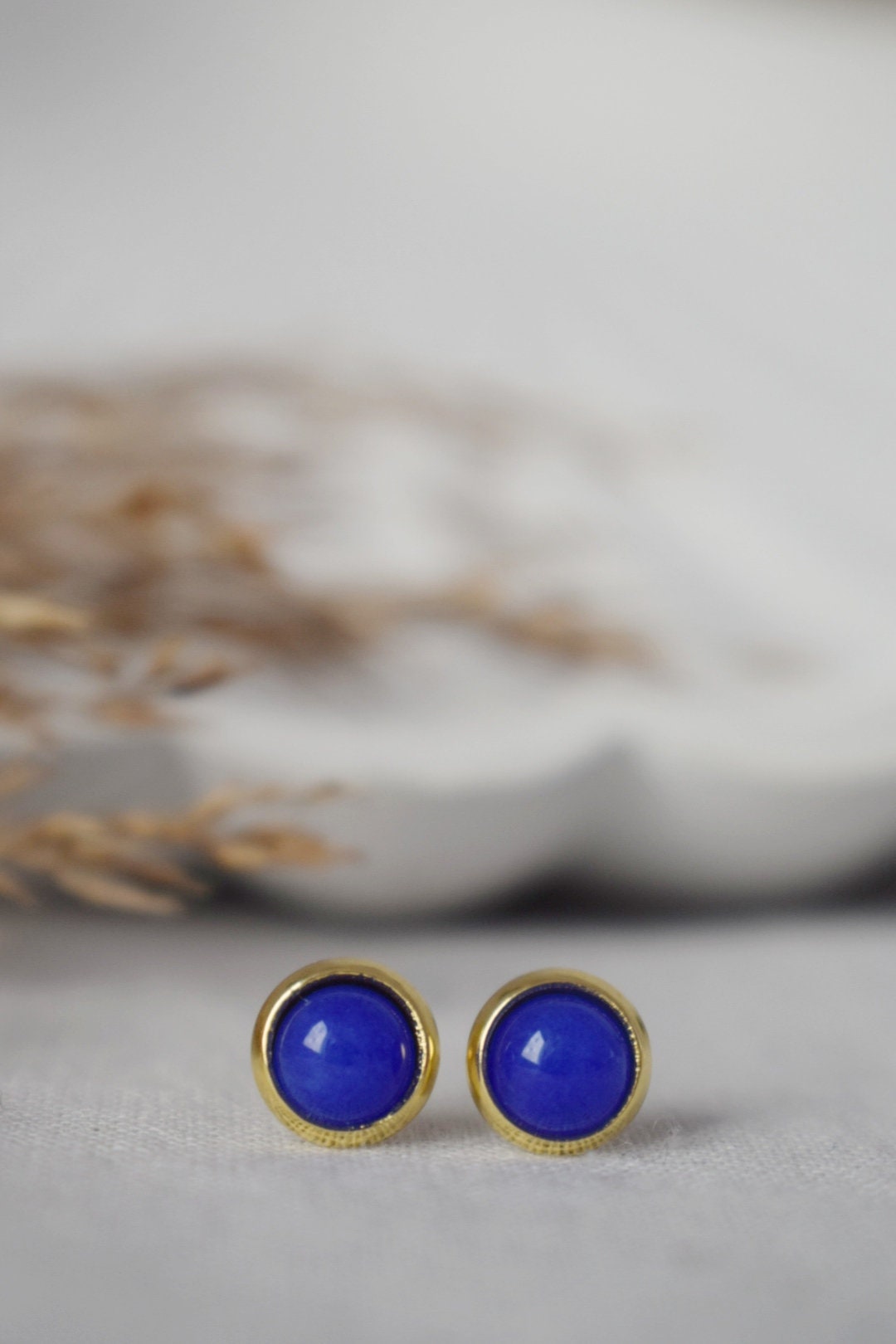 Mini jadeblaue Ohrstecker, 6mm royalblaue Edelstein Ohrringe, Kleine Ohrstecker, Push Back Ohrringe, Minimalistischer Schmuck, Geschenk für Sie