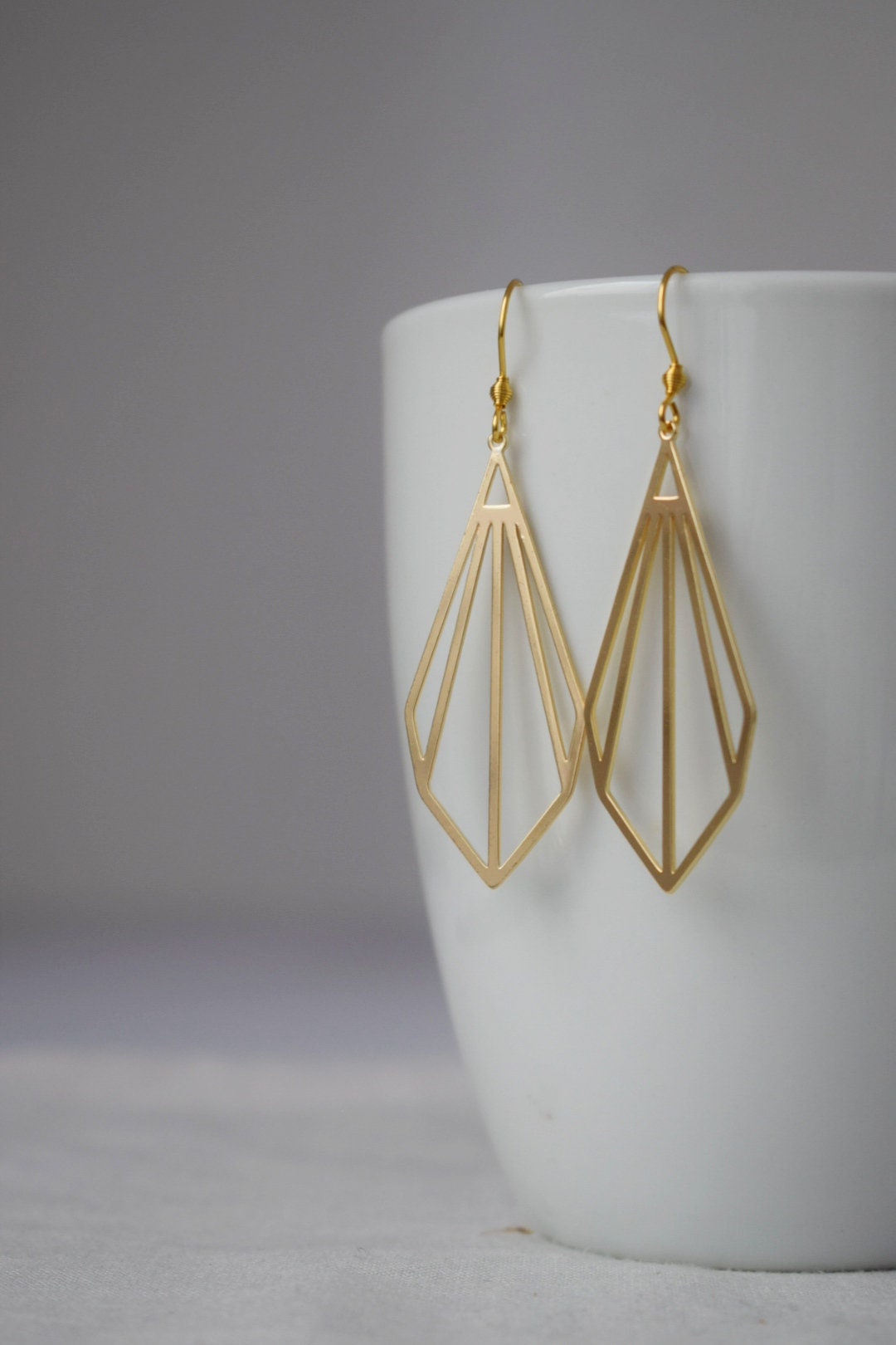 Art Deco Geometrische Goldene Ohrringe, Minimalistische leichte Tropfen Ohrringe für Frauen, 18k vergoldet, Moderner eleganter Schmuck, Geschenk für Sie