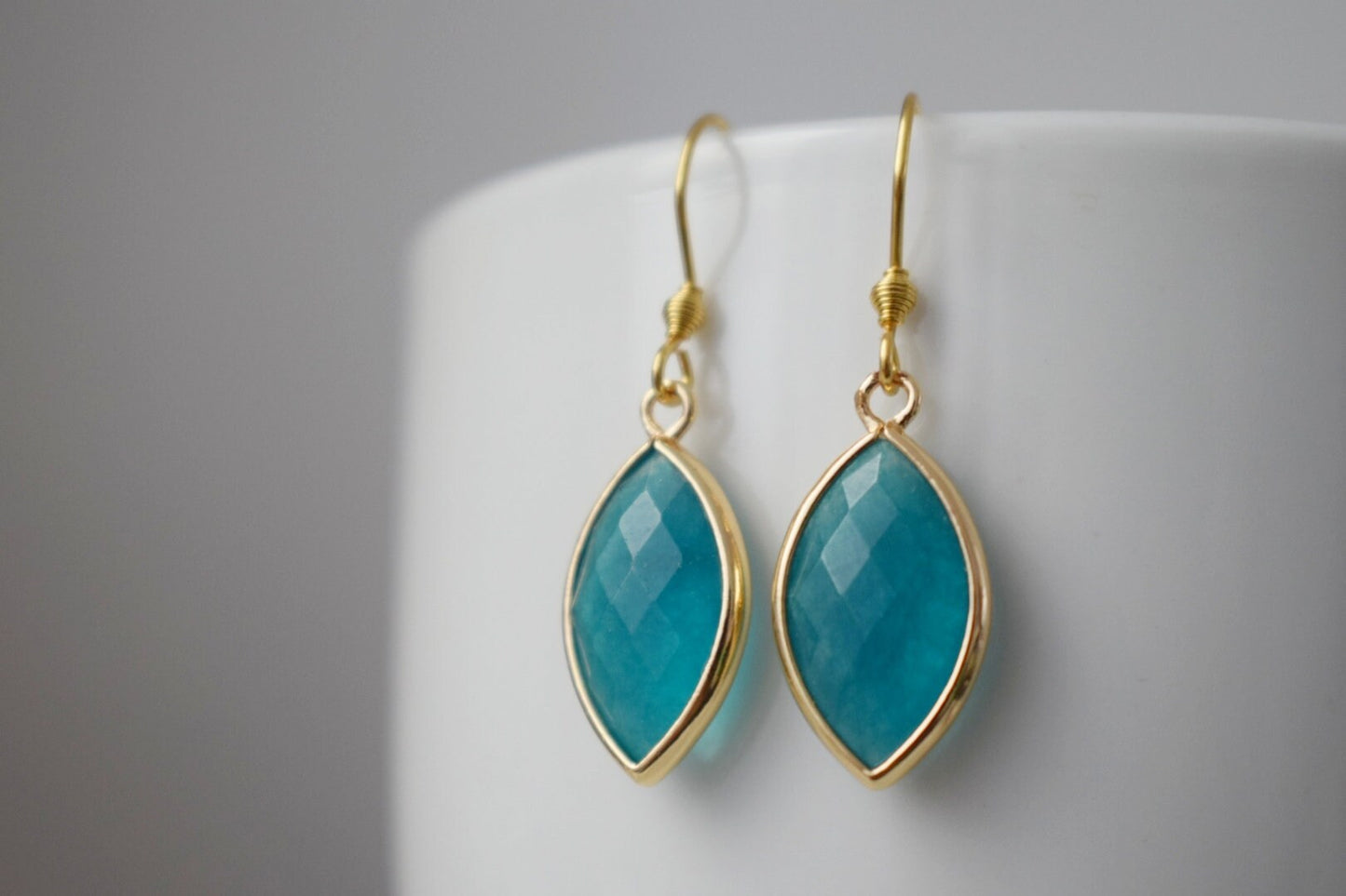 Aquamarin Jade Ohrringe, Facettierte Edelstein Ohrringe, Blau Gold Ohrhänger, Pferdeauge, Stein Hängeohrringe, Jade Gold Schmuck Geschenk