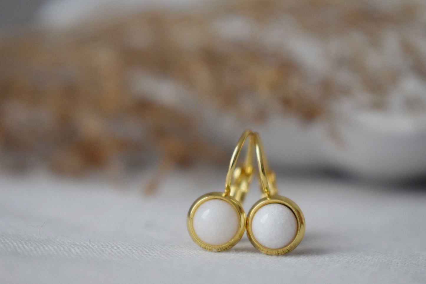 Weiße Jade Ohrringe, 6mm Runde Edelstein Ohrringe, 18k vergoldeter Edelstahl, Minimalistische Ohrringe, handgefertigter Schmuck, Geschenk für Sie