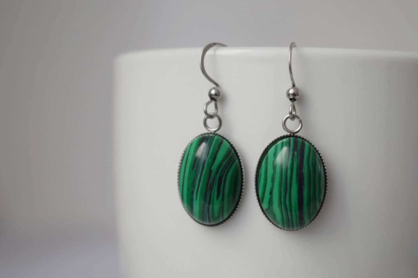 Malachit-Ohrhänger, Ovaler grüner Edelsteinanhänger mit Ohrhaken aus Edelstahl, Boho-Schmuck, Weihnachtsgeschenk für Sie