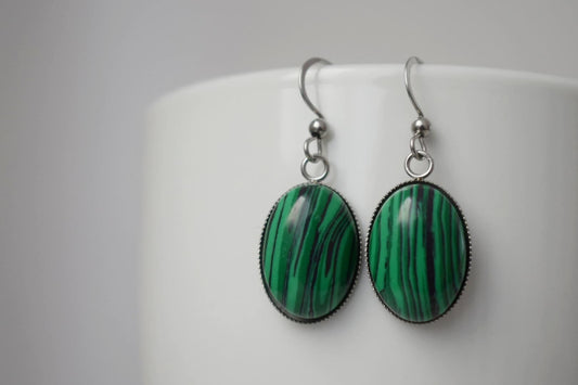 Malachit-Ohrhänger, Ovaler grüner Edelsteinanhänger mit Ohrhaken aus Edelstahl, Boho-Schmuck, Weihnachtsgeschenk für Sie