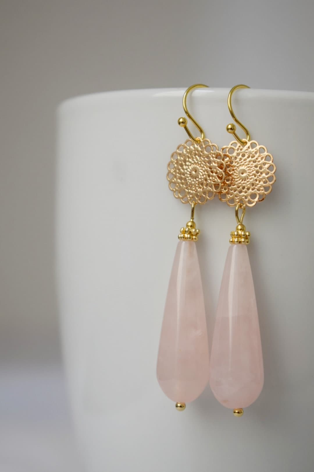 Natürliche Rosenquarz Ohrringe Gold, Lange Tropfen Ohrringe, Mandala, Edelstein Tropfen Ohrringe, Hochzeit Ohrringe, Rosenquarz Schmuck