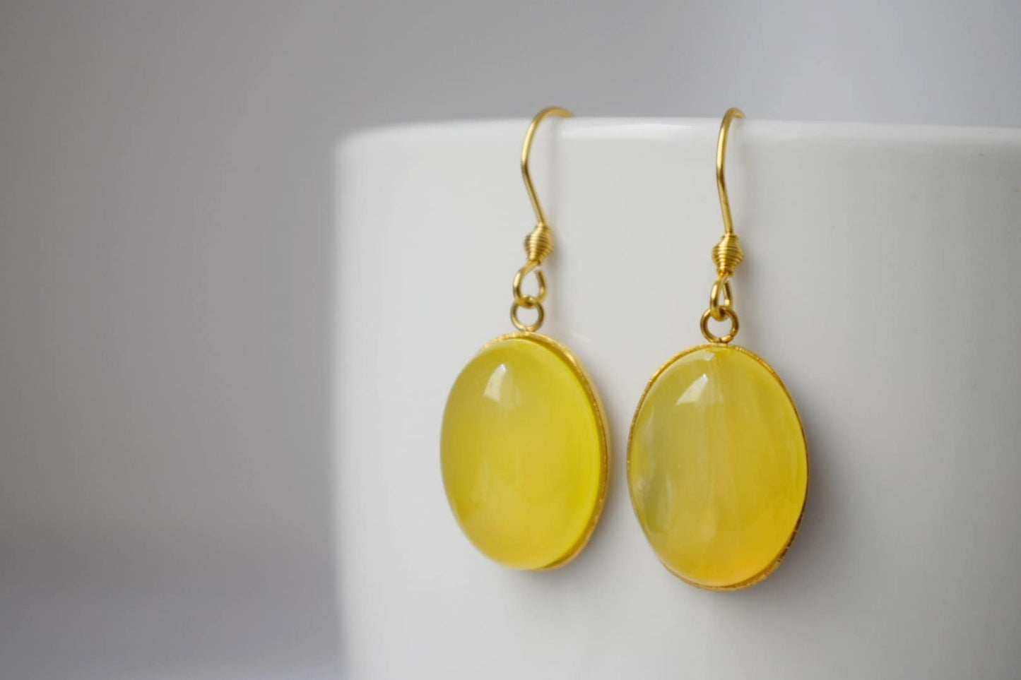 Gelbe Achat Ohrringe Gold, Ovale Edelstein Ohrringe, Naturstein Hängeohrringe Damen, Goldener Schmuck für Sie, Muttertagsgeschenk