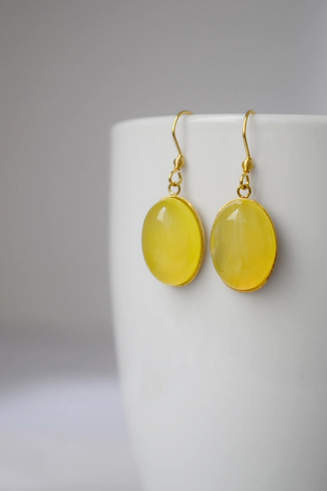 Gelbe Achat Ohrringe Gold, Ovale Edelstein Ohrringe, Naturstein Hängeohrringe Damen, Goldener Schmuck für Sie, Muttertagsgeschenk