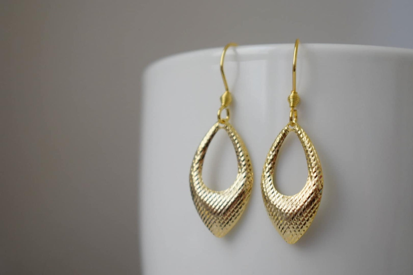 Tropfenohrringe mit goldenem Anhänger, minimalistisch, geometrische Hängeohrringe in Gold, kleiner Schmuck als Geburtstagsgeschenk für Frauen, Mama, Frau