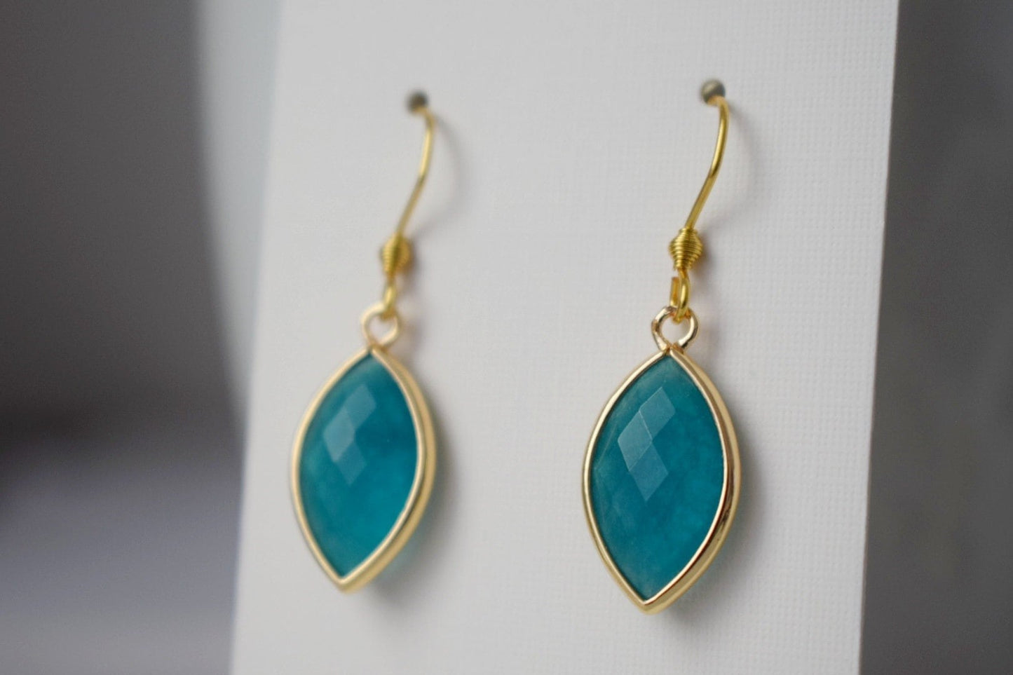 Aquamarin Jade Ohrringe, Facettierte Edelstein Ohrringe, Blau Gold Ohrhänger, Pferdeauge, Stein Hängeohrringe, Jade Gold Schmuck Geschenk