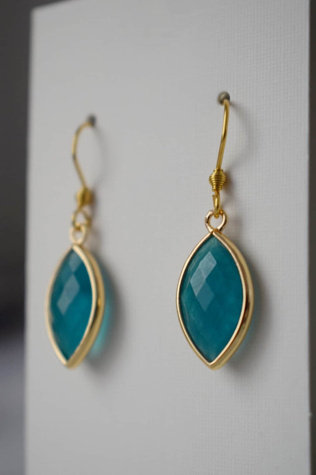 Aquamarin Jade Ohrringe, Facettierte Edelstein Ohrringe, Blau Gold Ohrhänger, Pferdeauge, Stein Hängeohrringe, Jade Gold Schmuck Geschenk