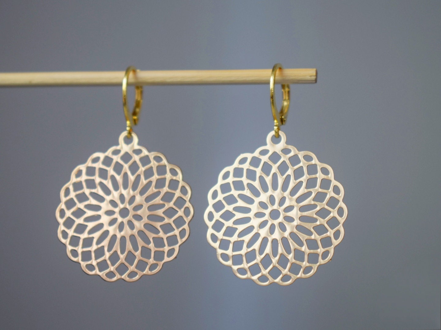 Mandala-Ohrringe, Ornament-Ohrringe für Frauen, Edelstahl-Huggie-Ohrringe, Boho-Filigran-Goldohrringe, Mandala-Schmuck, Geschenk für Sie