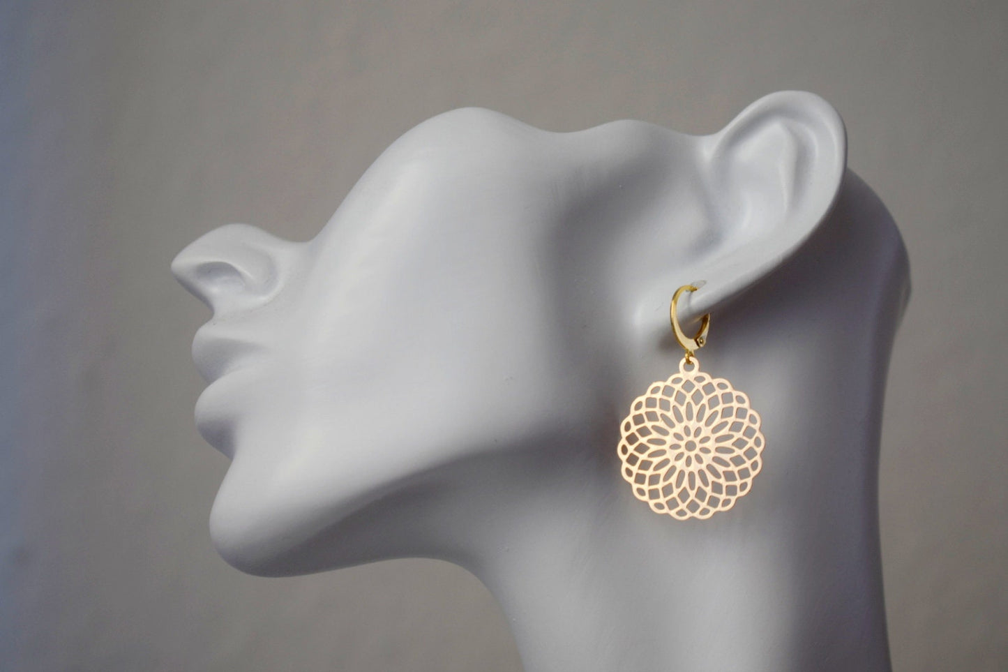 Mandala-Ohrringe, Ornament-Ohrringe für Frauen, Edelstahl-Huggie-Ohrringe, Boho-Filigran-Goldohrringe, Mandala-Schmuck, Geschenk für Sie